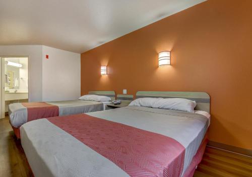 Motel 6-Roseburg, OR客房内的一张或多张床位