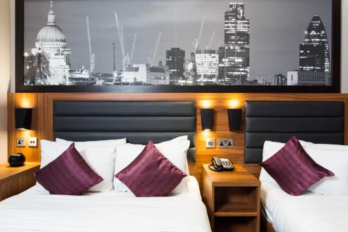 伦敦London Court Hotel的酒店客房带两张床,还有城市壁画