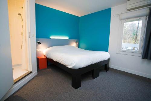 阿尔蒂盖普雷博尔多法斯特酒店的一间卧室设有蓝色的墙壁和一张床