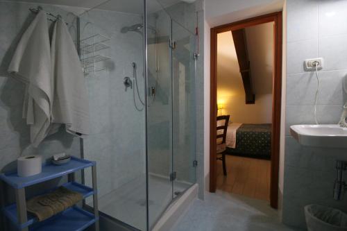 锡罗洛Conero Camere的带淋浴和盥洗盆的浴室