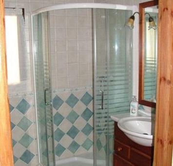 Sonseca博德加乡村民宿的带淋浴和盥洗盆的浴室