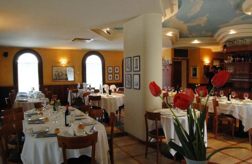 Hotel Ristorante Regina餐厅或其他用餐的地方