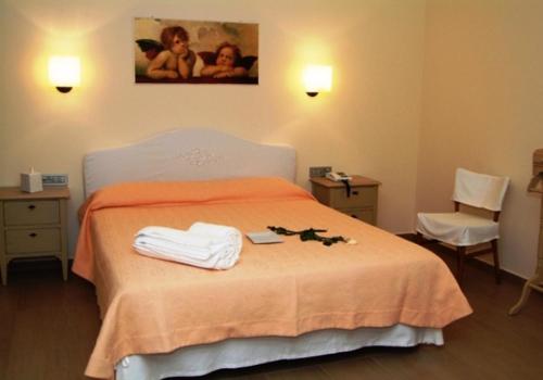 Villongo SantʼAlessandro皮克洛普林西比酒店的一间卧室配有带毛巾的床