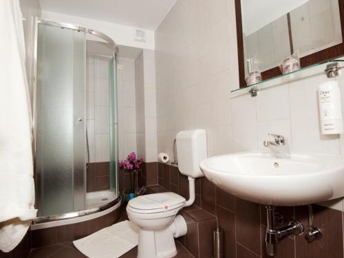 内乌姆奥卡酒店的浴室配有卫生间、盥洗盆和淋浴。
