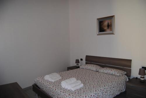 莱泽诺Casa da Giorgia的一间卧室配有一张床,上面有两条毛巾