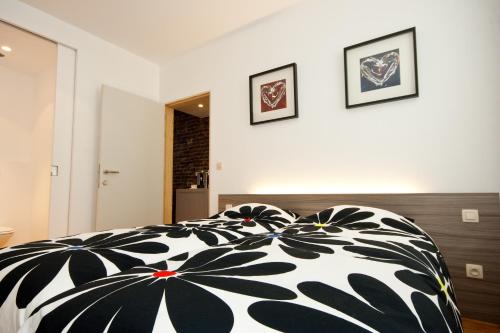 伊普尔科库恩住宿加早餐旅馆的卧室配有黑色和白色的被子。