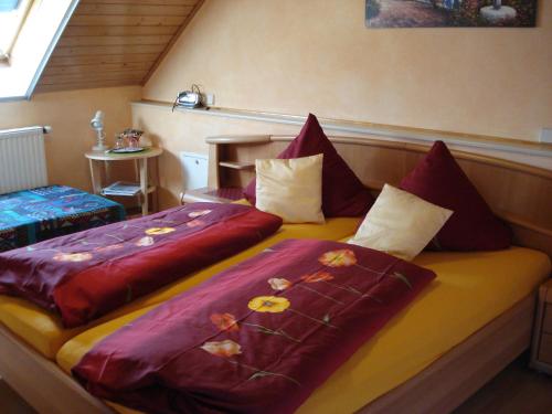 鲁斯特Ferienwohnungen - Gästehaus Gertrud Moog-的两张睡床彼此相邻,位于一个房间里