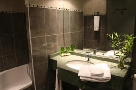 康布雷精艺轩酒店的浴室配有盥洗盆和浴缸。