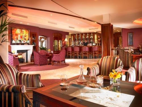 金塞尔布鲁海文酒店的一间带桌椅的餐厅和酒吧
