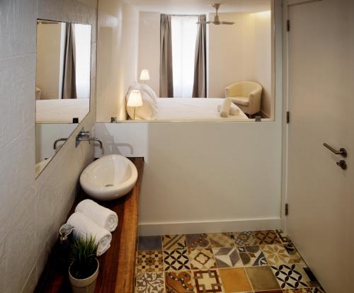里斯本GS希亚多精品一室公寓及套房的客房内设有带水槽和卫生间的浴室