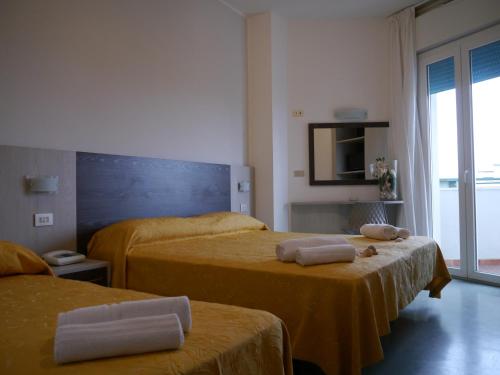 Hotel Monaco - B&B Parcheggio incluso客房内的一张或多张床位