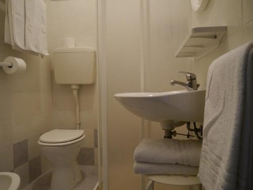 米兰马瑞提那摩纳哥酒店的一间带水槽和卫生间的浴室