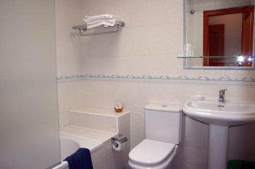 圣何塞布里萨玛尔旅舍的白色的浴室设有卫生间和水槽。