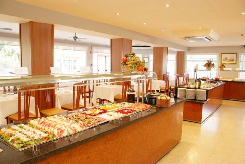 埃斯塔蒂特纳雷达酒店的包含多种不同食物的自助餐