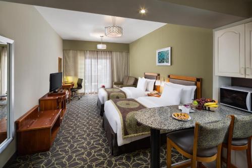 迪拜萨沃伊公园公寓酒店的酒店客房设有两张床和一张桌子。