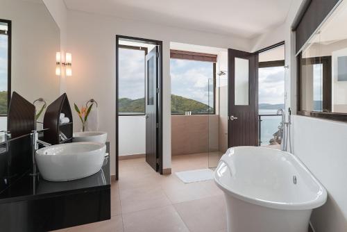 布桑加布桑加湾旅舍的浴室配有两个盥洗盆和浴缸。