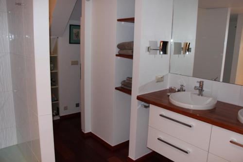 那慕尔Chambre d'hôtes CitaBel'Air的白色的浴室设有水槽和镜子