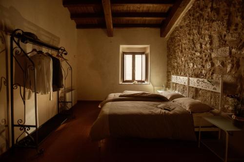 VeroliMonastero Di Sant'Erasmo的一间卧室设有一张床和一个窗口