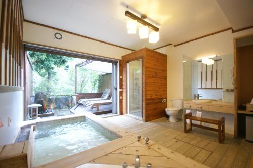 Liugui国兰花园VILLA会馆的一间位于客房中间的带游泳池的浴室