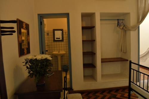 萨尔瓦多Pousada Baluarte的走廊上设有带水槽和镜子的浴室