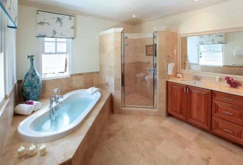 圣詹姆斯Royal Westmoreland, Mahogany Drive 7 by Island Villas的大型浴室设有浴缸和淋浴。