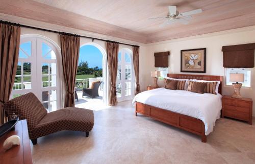 圣詹姆斯Royal Westmoreland, Mahogany Drive 7 by Island Villas的一间卧室设有一张床和一个阳台