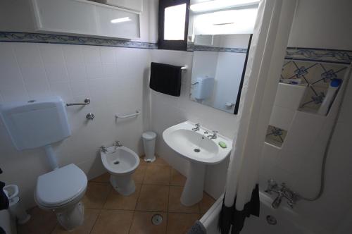 塔维拉Pedras D'el Rei Villa V1的白色的浴室设有卫生间和水槽。