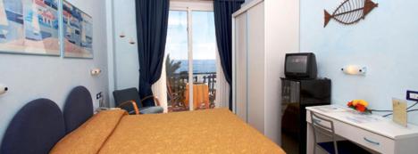 阿尔本加索尔马尔酒店的一间卧室配有一张床、一张书桌和一台电视