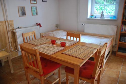SmědčiceRanch 79的餐桌、椅子和床