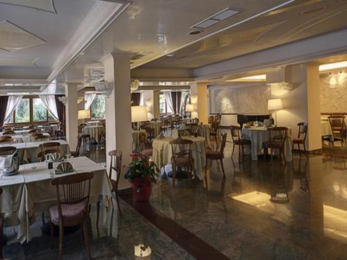 马蒂纳塔阿潘尼斯塔酒店的一间在房间内配有桌椅的餐厅