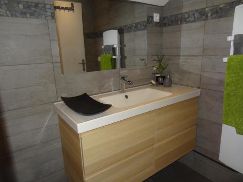 依瓦勒伊瓦尔尖点度假屋的一间带水槽和镜子的浴室