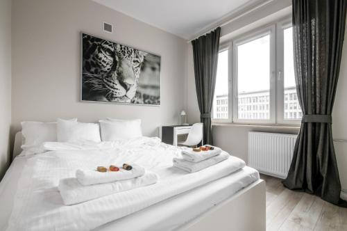 华沙Apartament Centrum Żurawia的卧室配有白色床和毛巾