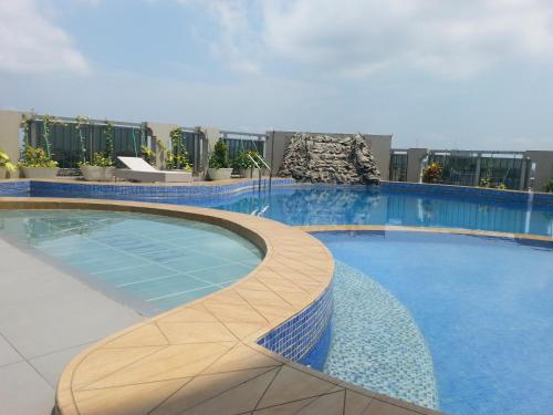 科托努Benin Royal Hotel的大楼顶部的大型游泳池