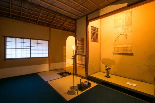 京都祗园吉酒店的一间设有桌子和窗户的房间