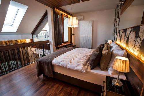 皮耶什佳尼Zuckmann Villa的一间卧室配有一张床,阳台配有窗户