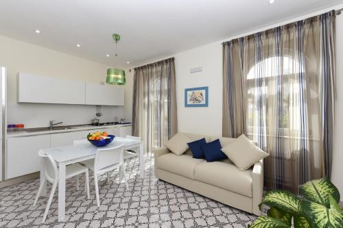 拉维罗拉维罗公寓式酒店的客厅配有沙发和桌子