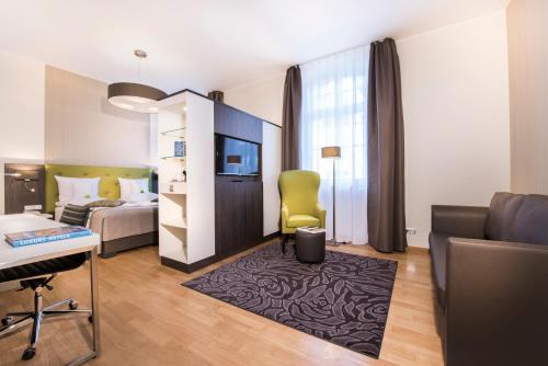 波恩列诺努集团酒店的酒店客房设有一间带一张床和一张书桌的卧室