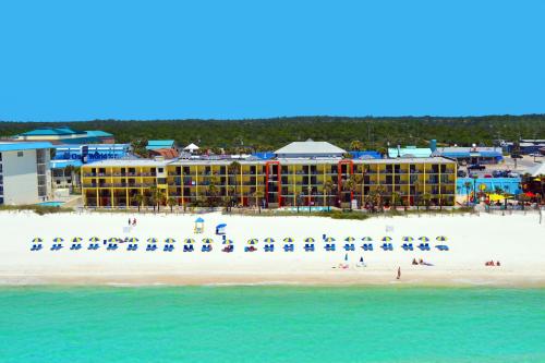 巴拿马城海滩Ramada by Wyndham Panama City Beach / Beachfront的享有海滩美景,酒店背景