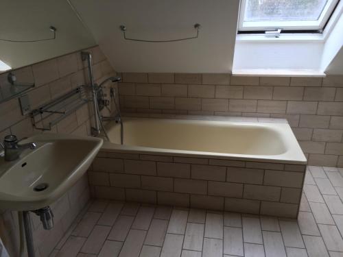 Hareskovby巴格斯瓦尔德公寓的带浴缸和盥洗盆的浴室