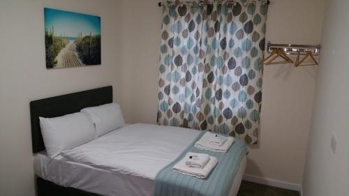 牛津牛津之家旅馆的小卧室配有带2条毛巾的床