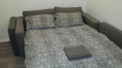 格拉斯哥格拉斯哥汉普顿花园式公寓的一张带毯子和两个枕头的床