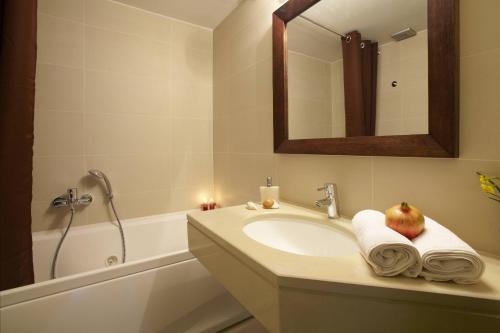 Gonia宜家豪华公寓的浴室设有水槽,上面有苹果