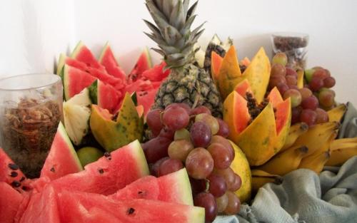 蒙蒂斯克拉鲁斯Hotel Minas Brasil的一堆水果坐在桌子上