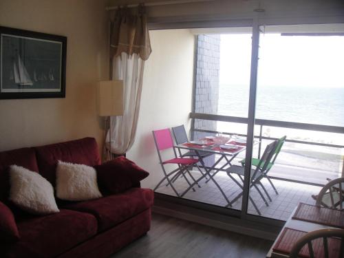 基伯龙Residence Front De Mer的客厅配有沙发和桌椅