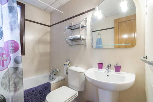 马拉加Jardines del Litoral Momas Homes的浴室配有白色卫生间和盥洗盆。