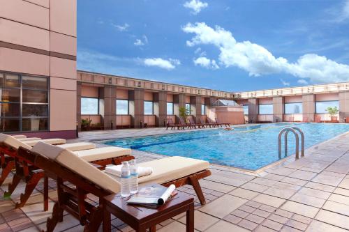 台中市台中金典酒店的酒店游泳池设有桌椅
