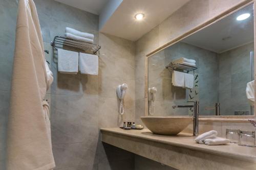 叶索哈马拉Galilion Hotel的一间带水槽和大镜子的浴室