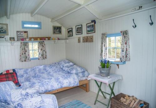 弗罗姆莫利埃斯农家乐的一间卧室配有一张床、一张桌子和一个窗户。