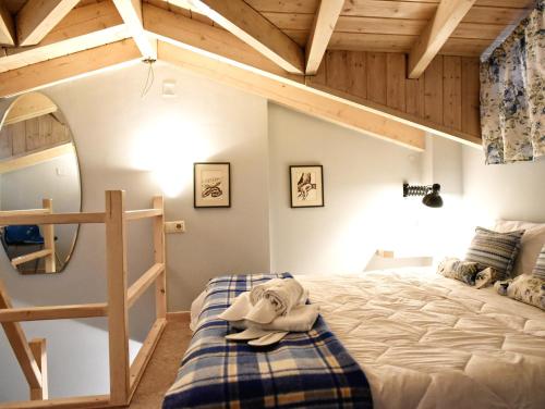 纳夫普利翁格里马尼旅馆的一间卧室配有一张双层床和梯子