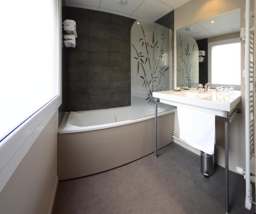 安锡特拉斯酒店的带浴缸和盥洗盆的浴室